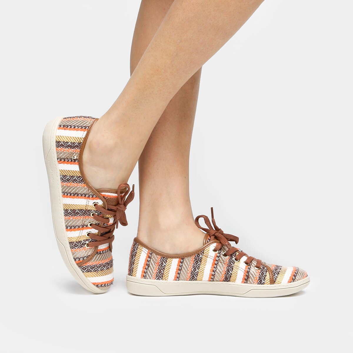tenis cravo e canela marrom